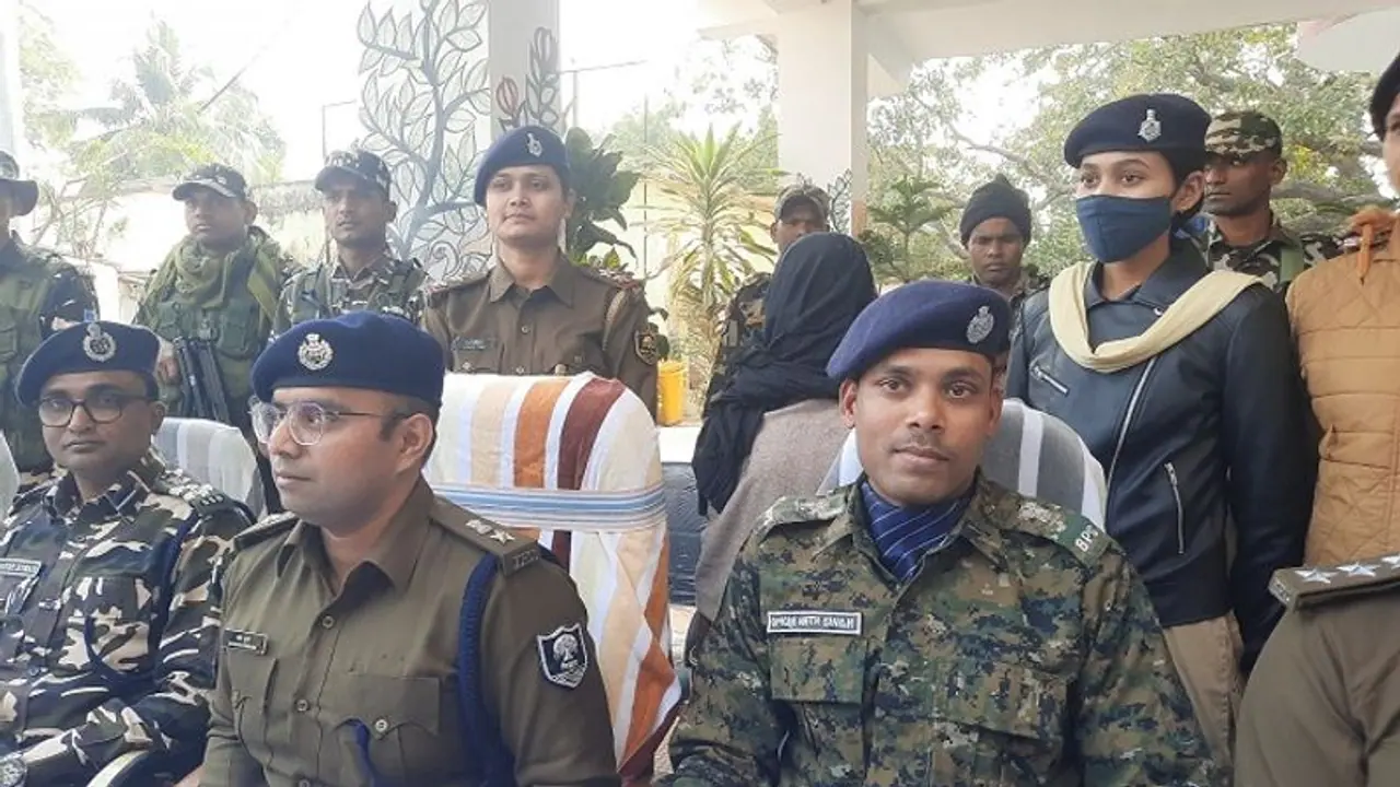 शराब के नशे में रोज पीटता था पति, तंग आकर बने गई नक्सली, बेहद शॉकिंग है इस महिला के हथियार उठाने की कहानी शराब के नशे में रोज पीटता था पति, तंग आकर बने गई नक्सली, बेहद शॉकिंग है इस महिला के हथियार उठाने की कहानी