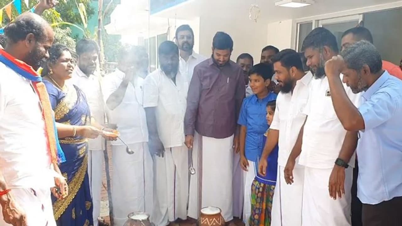 தமிழ்நாடு வாழ்க என்று முழக்கமிட்டு சட்டமன்ற உறுப்பினர் ஷாநவாஸ் பொங்கல் கொண்டாட்டம்! தமிழ்நாடு வாழ்க என்று முழக்கமிட்டு சட்டமன்ற உறுப்பினர் ஷாநவாஸ் பொங்கல் கொண்டாட்டம்!