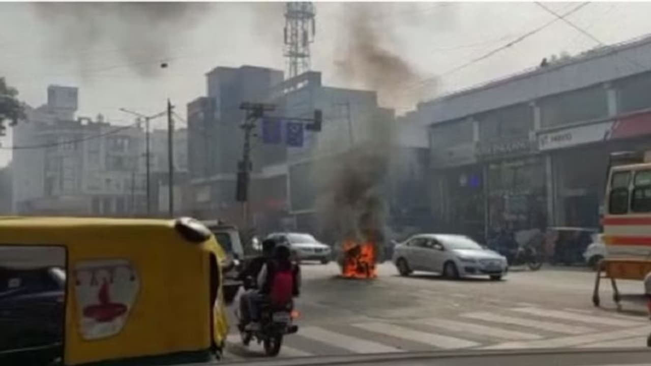 कई बार कहने के बाद भी बाइक में आई खराबी को डीलर ने नहीं किया दूर, नाराज युवक ने एजेंसी के सामने फूंक दी गाड़ी कई बार कहने के बाद भी बाइक में आई खराबी को डीलर ने नहीं किया दूर, नाराज युवक ने एजेंसी के सामने फूंक दी गाड़ी