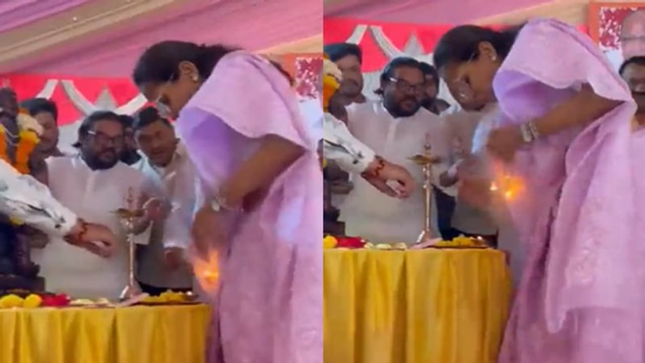 ఎన్సీపీ ఎంపీ సూప్రియా సూలే చీరకు అంటుకున్న మంటలు.. తప్పిన పెను ప్రమాదం.. ఎన్సీపీ ఎంపీ సూప్రియా సూలే చీరకు అంటుకున్న మంటలు.. తప్పిన పెను ప్రమాదం..