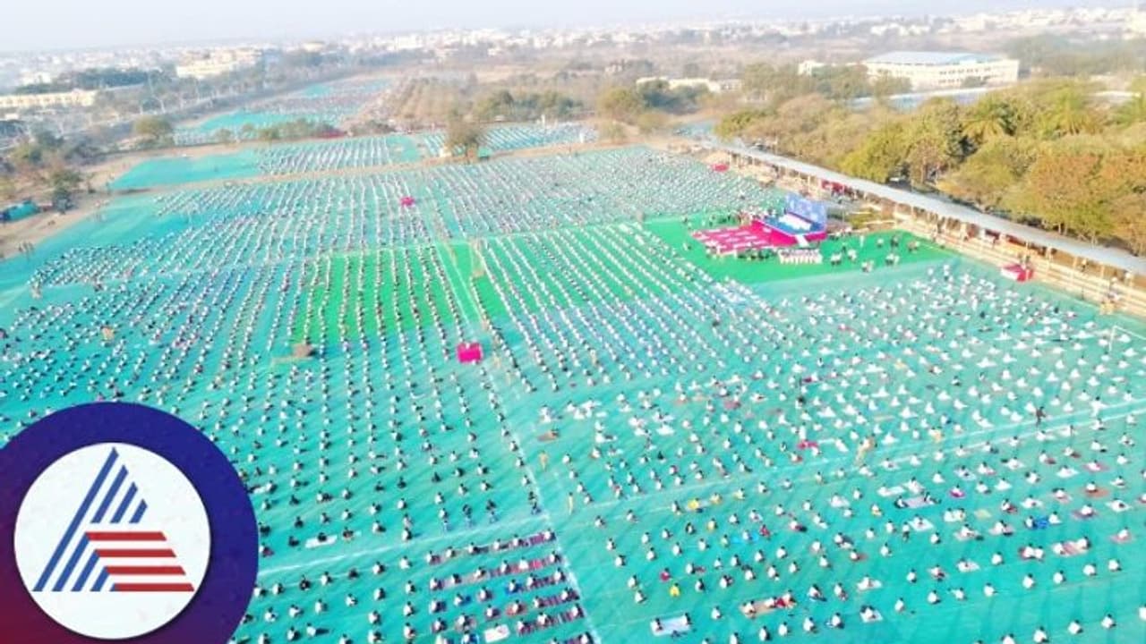 Vijayapura: ಹಿಜಾಬ್ ಧರಿಸಿಯೇ ಯೋಗ ಮಾಡಿದ ಮುಸ್ಲಿಂ ವಿದ್ಯಾರ್ಥಿನಿಯರು Vijayapura: ಹಿಜಾಬ್ ಧರಿಸಿಯೇ ಯೋಗ ಮಾಡಿದ ಮುಸ್ಲಿಂ ವಿದ್ಯಾರ್ಥಿನಿಯರು