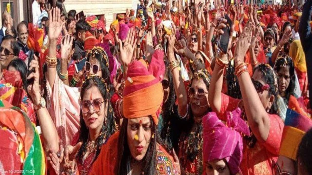 मकर सक्रांति पर राजस्थान में अनोखा जश्न: विदेश छोड़ पीहर आईं 1 हजार बेटियां, पढ़िए चौंकाने वाला मामला मकर सक्रांति पर राजस्थान में अनोखा जश्न: विदेश छोड़ पीहर आईं 1 हजार बेटियां, पढ़िए चौंकाने वाला मामला