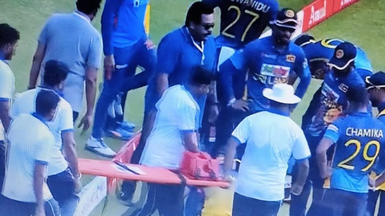 विराट का चौका रोकने में 2 श्रीलंकाई खिलाड़ियों में जबरदस्त टक्कर, दर्द से कराहते स्ट्रेचर पर जाना पड़ा विराट का चौका रोकने में 2 श्रीलंकाई खिलाड़ियों में जबरदस्त टक्कर, दर्द से कराहते स्ट्रेचर पर जाना पड़ा