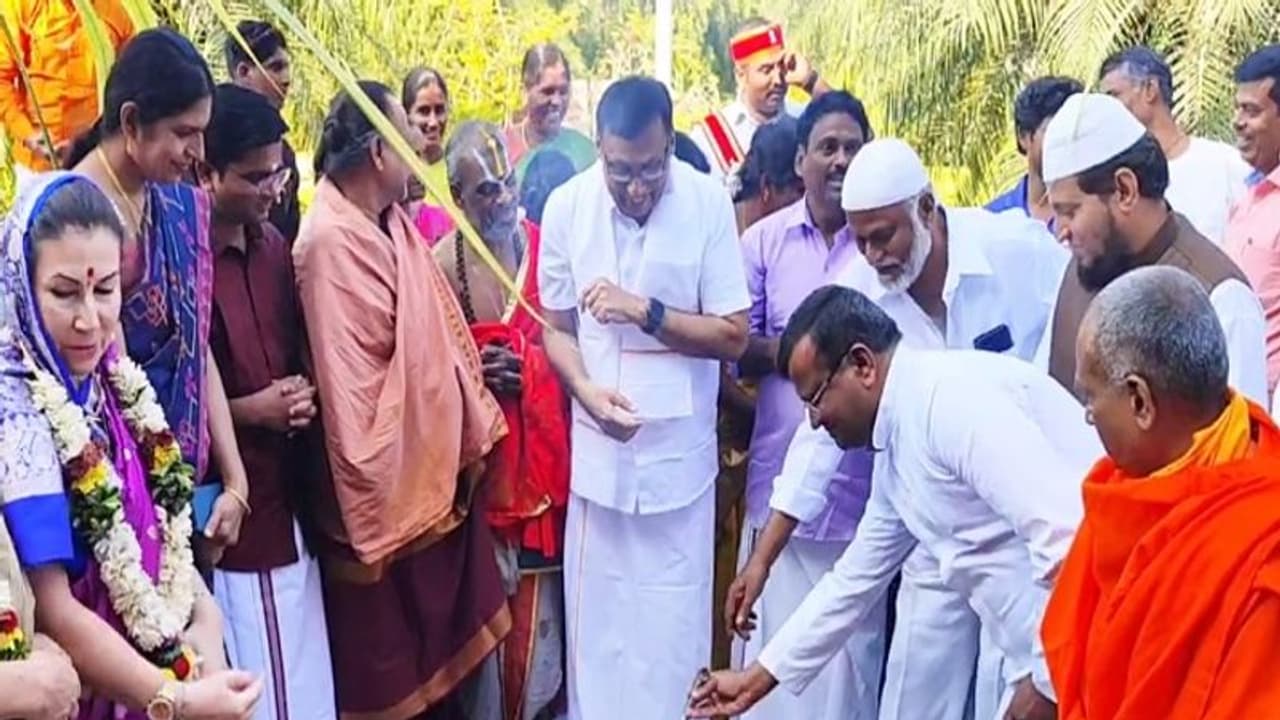 சேலம் மாவட்ட ஆட்சியர் அலுவலகத்தில் பாரம்பரிய முறையில் கொண்டாடப்பட்ட பொங்கல் விழா! சேலம் மாவட்ட ஆட்சியர் அலுவலகத்தில் பாரம்பரிய முறையில் கொண்டாடப்பட்ட பொங்கல் விழா!