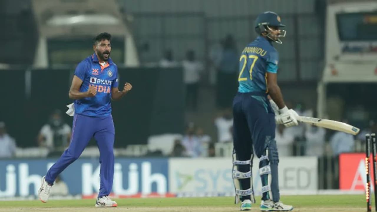 లంకకు చమటలు పట్టిస్తున్న సిరాజ్.. భారీ లక్ష్య ఛేదనలో సగం మంది ఔట్ లంకకు చమటలు పట్టిస్తున్న సిరాజ్.. భారీ లక్ష్య ఛేదనలో సగం మంది ఔట్