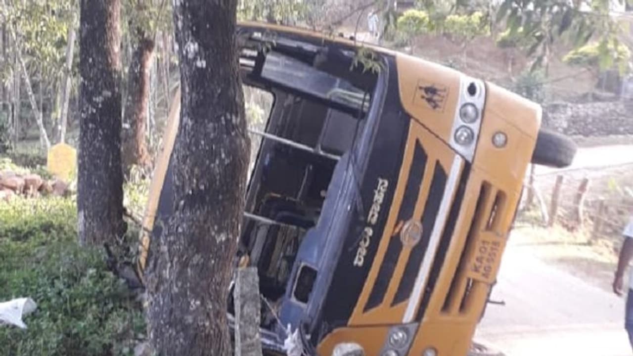 ಪಿಕ್ನಿಕ್ ಮುಗಿಸಿ ಮರಳುತ್ತಿದ್ದ ಕಾಲೇಜು ಬಸ್ ಅಪಘಾತ, ವಿದ್ಯುತ್ ಕಂಬಕ್ಕೆ ಡಿಕ್ಕಾಯಾಗಿ ಪಲ್ಟಿ!