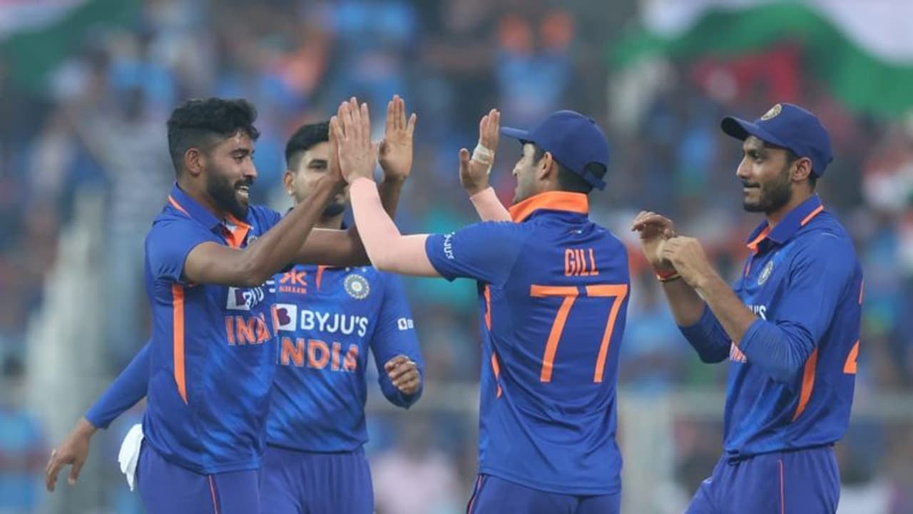 ബൗളിംഗ് നിരയില് അഴിച്ചുപണി, പകരക്കാര് ആരൊക്കെ; കിവീസിനെതിരായ മൂന്നാം ഏകദിനത്തിനുള്ള ഇന്ത്യയുടെ സാധ്യതാ ടീം ബൗളിംഗ് നിരയില് അഴിച്ചുപണി, പകരക്കാര് ആരൊക്കെ; കിവീസിനെതിരായ മൂന്നാം ഏകദിനത്തിനുള്ള ഇന്ത്യയുടെ സാധ്യതാ ടീം