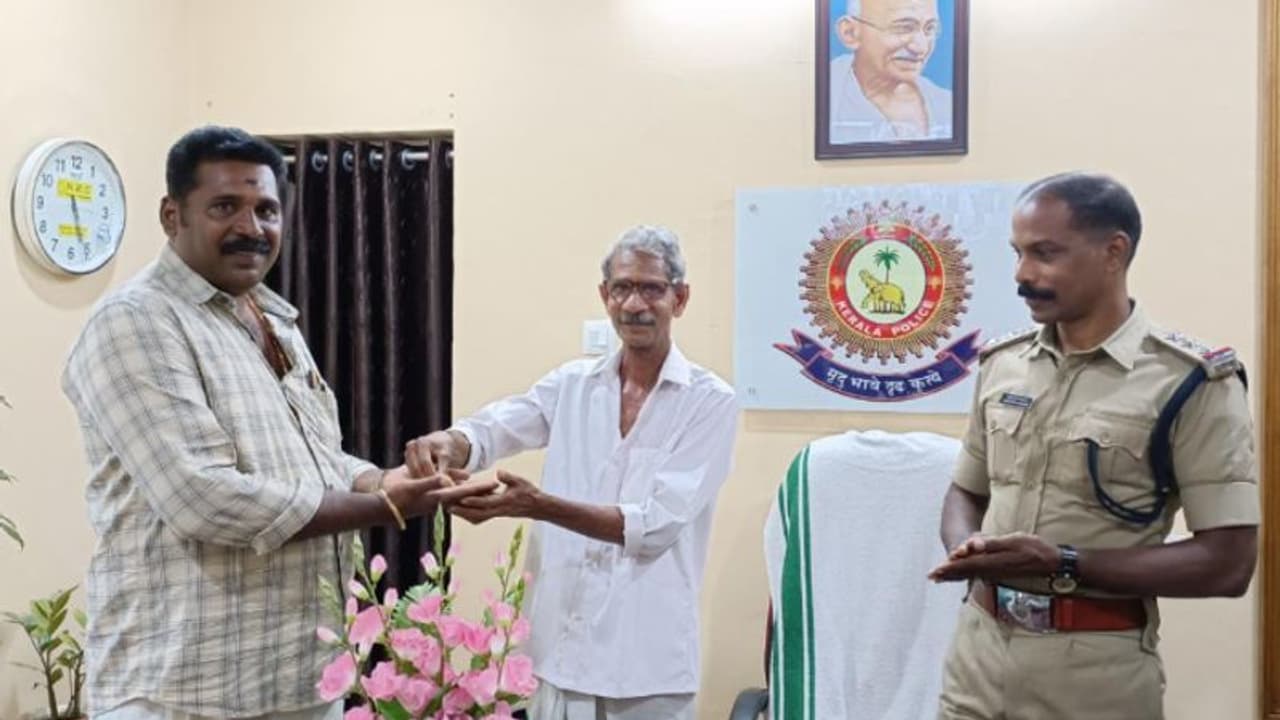 ക്ഷേത്രപരിസരത്തുനിന്ന് കിട്ടിയത് സ്വർണ്ണമോതിരം, ഒടുവിൽ ഉടമയിലെത്തിച്ച് ജ്വല്ലറി ജീവനക്കാരൻ