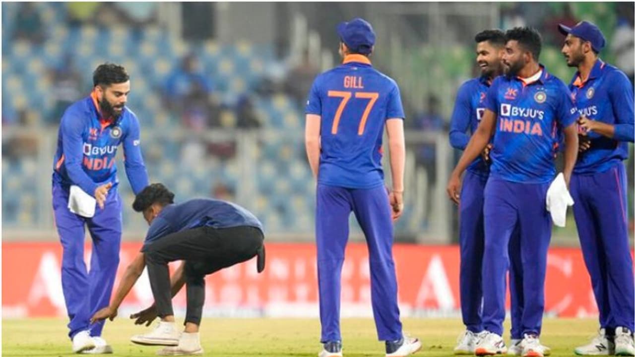 భద్రతావలయాన్ని దాటుకుని.. అభిమాన దేవుడి పాదాలను తాకి.. ఓ యువకుడి దుస్సాహసం 