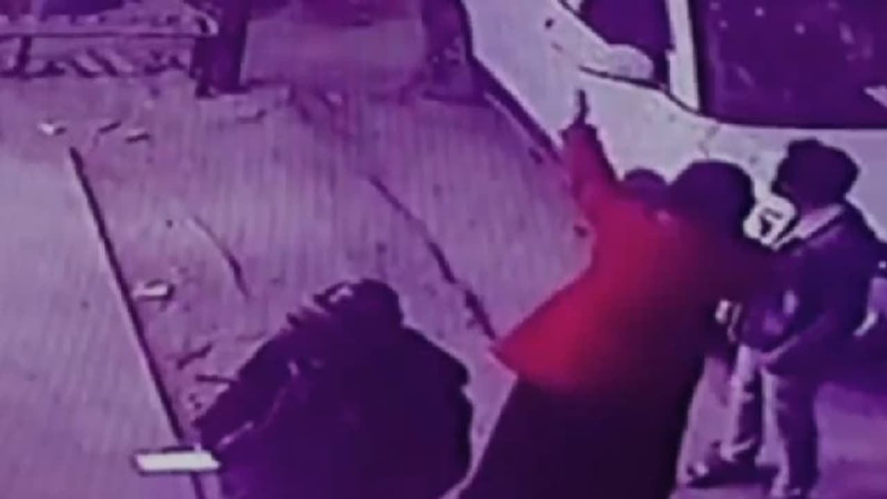 राजस्थान की सड़कों पर बिना ड्राइवर के दौड़ा ट्रक: मौत को सामने देख चीखते हुए दौड़े लोग...देखिए उस पल का Video राजस्थान की सड़कों पर बिना ड्राइवर के दौड़ा ट्रक: मौत को सामने देख चीखते हुए दौड़े लोग...देखिए उस पल का Video