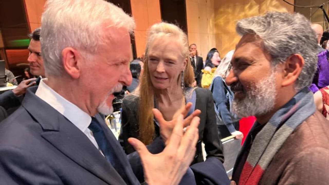 ജയിംസ് കാമറൂണ് 'ആര്ആര്ആര്' രണ്ട് തവണ കണ്ടു, ഇപ്പോഴും വിശ്വസിക്കാനാകുന്നില്ലെന്ന് രാജമൗലി ജയിംസ് കാമറൂണ് 'ആര്ആര്ആര്' രണ്ട് തവണ കണ്ടു, ഇപ്പോഴും വിശ്വസിക്കാനാകുന്നില്ലെന്ന് രാജമൗലി