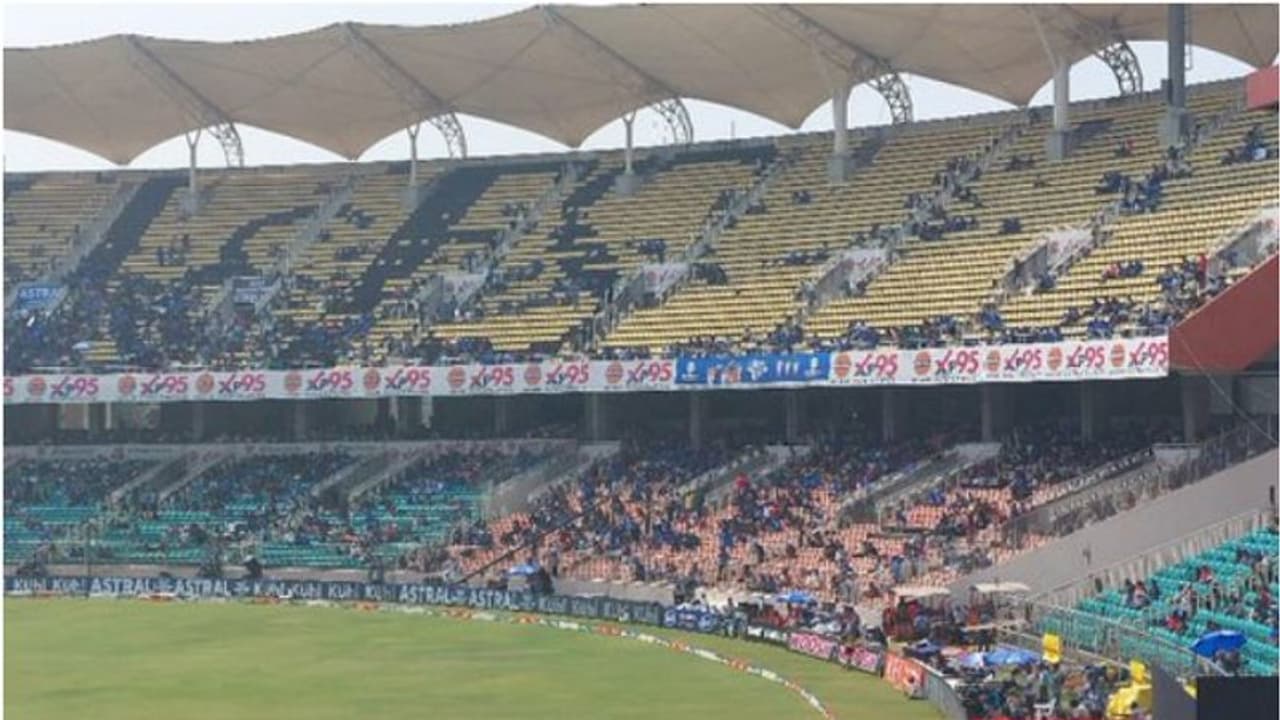 వన్డే క్రికెట్ చచ్చిపోతుందా..? తిరువనంతపురంలో సగం కంటే ఎక్కువ సీట్లు ఖాళీ.. వన్డే క్రికెట్ చచ్చిపోతుందా..? తిరువనంతపురంలో సగం కంటే ఎక్కువ సీట్లు ఖాళీ..