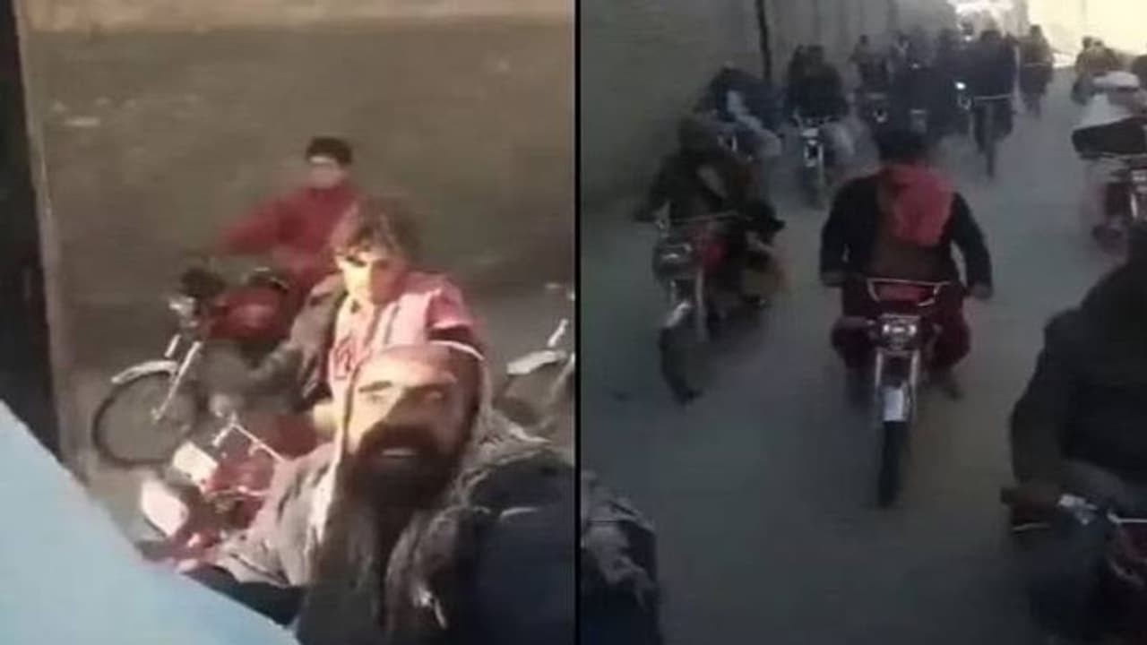 പാകിസ്ഥാനില് ഭക്ഷ്യക്ഷാമം രൂക്ഷം; ഗോതമ്പ് കൊണ്ടുപോകുന്ന വാഹനത്തെ ബൈക്കിൽ പിന്തുടർന്ന് ജനങ്ങൾ പാകിസ്ഥാനില് ഭക്ഷ്യക്ഷാമം രൂക്ഷം; ഗോതമ്പ് കൊണ്ടുപോകുന്ന വാഹനത്തെ ബൈക്കിൽ പിന്തുടർന്ന് ജനങ്ങൾ