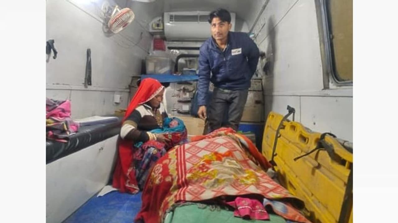 मां पर मंडरा रहा था मौत का खतरा, जब चलती एंबुलेंस में जुड़वा बेटियां पैदा हुईं तो हो गया चमत्कार... मां पर मंडरा रहा था मौत का खतरा, जब चलती एंबुलेंस में जुड़वा बेटियां पैदा हुईं तो हो गया चमत्कार...