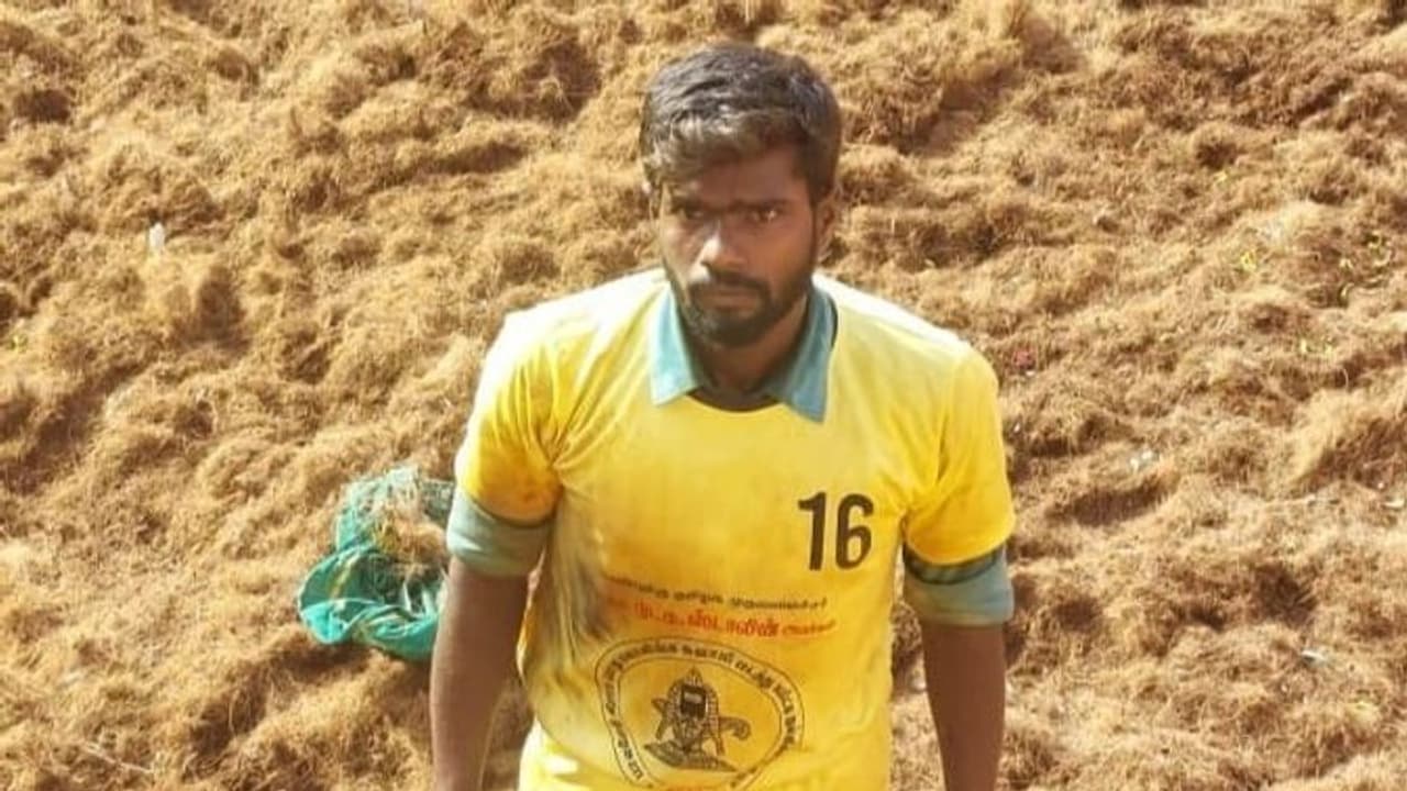 பாலமேடு ஜல்லிக்கட்டு..! 9 காளைகளை அடக்கிய மாடுபிடி வீரர்..! காளை முட்டியதில் உயிரிழப்பு பாலமேடு ஜல்லிக்கட்டு..! 9 காளைகளை அடக்கிய மாடுபிடி வீரர்..! காளை முட்டியதில் உயிரிழப்பு