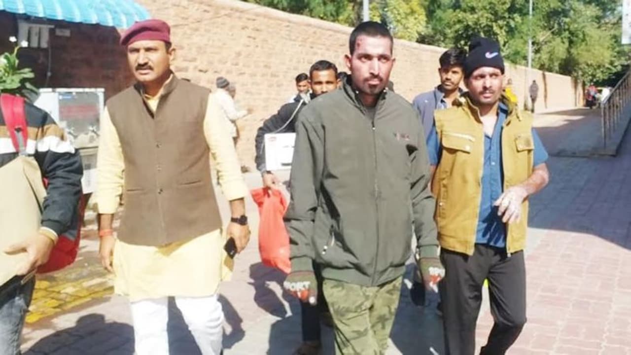 जोधपुरः घायल दूल्हा ठीक होकर 38 दिन बाद लौटा घर, नजारा देख नहीं रोक पाया आंसू, रोते रोते कही ये इमोशनल बात जोधपुरः घायल दूल्हा ठीक होकर 38 दिन बाद लौटा घर, नजारा देख नहीं रोक पाया आंसू, रोते रोते कही ये इमोशनल बात