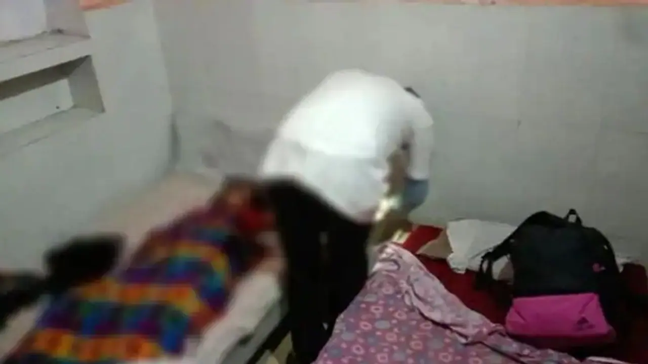 हैवान पति ने आधी रात को पहले बीवी से किया सेक्स, फिर न्यूड कर की हत्या, 4 बच्चे मां की लाश से लिपट रोते रहे हैवान पति ने आधी रात को पहले बीवी से किया सेक्स, फिर न्यूड कर की हत्या, 4 बच्चे मां की लाश से लिपट रोते रहे