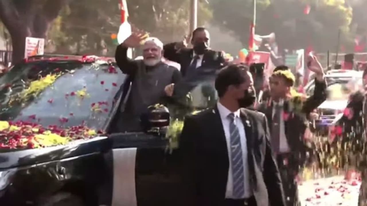 ఢిల్లీలో ప్రధాని మోదీ మెగా రోడ్ షా.. ఘనస్వాగతం పలికిన పార్టీ శ్రేణులు.. ఢిల్లీలో ప్రధాని మోదీ మెగా రోడ్ షా.. ఘనస్వాగతం పలికిన పార్టీ శ్రేణులు..