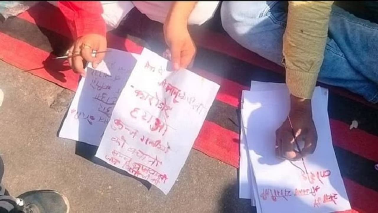 श्रीबांके बिहारी कॉरिडोर: ब्रजवासियों ने खून से लिखा सीएम योगी को पत्र, कहा नहीं होने देंगे ऐसा काम श्रीबांके बिहारी कॉरिडोर: ब्रजवासियों ने खून से लिखा सीएम योगी को पत्र, कहा नहीं होने देंगे ऐसा काम