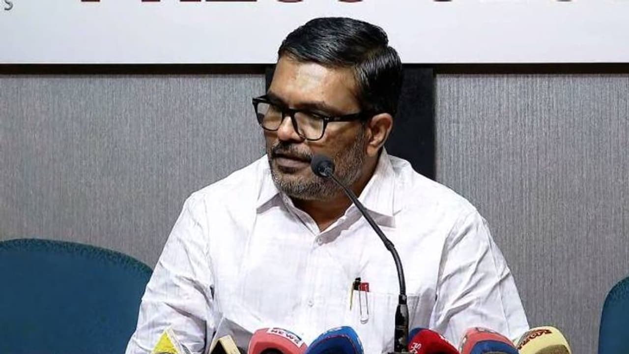 ക്രിക്കറ്റ് മാച്ചിൽ കാണികൾ കുറഞ്ഞ സംഭവം; പഴി സർക്കാരിന്റെ തലയിൽ കെട്ടി വയ്ക്കരുതെന്ന് മന്ത്രി എം ബി രാജേഷ് ക്രിക്കറ്റ് മാച്ചിൽ കാണികൾ കുറഞ്ഞ സംഭവം; പഴി സർക്കാരിന്റെ തലയിൽ കെട്ടി വയ്ക്കരുതെന്ന് മന്ത്രി എം ബി രാജേഷ്