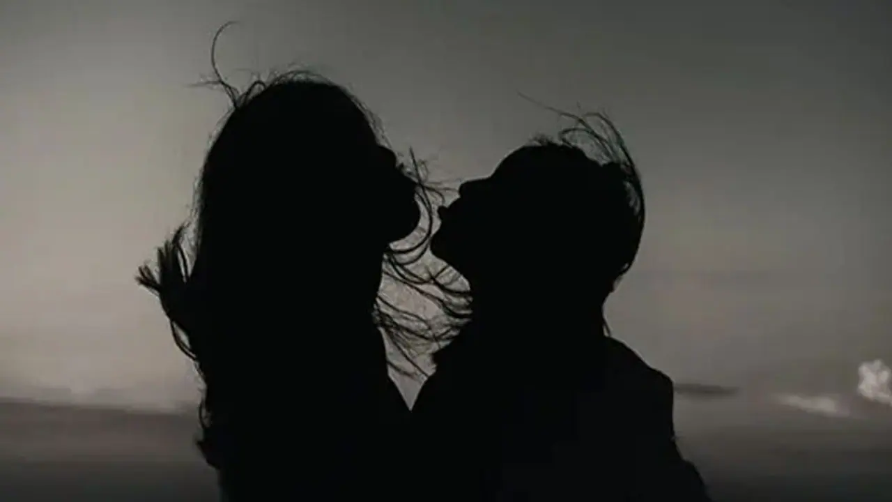 ನೆರೆಮನೆಯ ಆಂಟಿ ಜೊತೆ ಲವ್, ಮಾರ್ಕೆಟ್ನಲ್ಲಿ ಗಂಡನನ್ನು ಬಿಟ್ಟು ಎಸ್ಕೇಪ್ ಆದ ಪತ್ನಿ! ನೆರೆಮನೆಯ ಆಂಟಿ ಜೊತೆ ಲವ್, ಮಾರ್ಕೆಟ್ನಲ್ಲಿ ಗಂಡನನ್ನು ಬಿಟ್ಟು ಎಸ್ಕೇಪ್ ಆದ ಪತ್ನಿ!