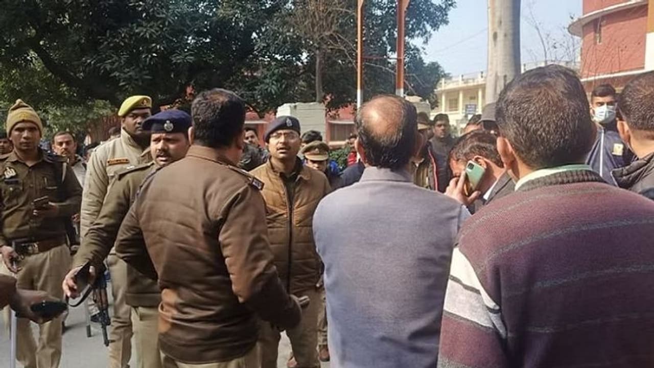 ಮಂಗಳಮುಖಿಯರಿಂದ 30ರ ಯುವಕನ ಕಿಡ್ನಾಪ್, ಮರ್ಮಾಂಗ ಕತ್ತರಿಸಿ ರಸ್ತೆಗೆ ಎಸೆದು ವಿಕೃತಿ! ಮಂಗಳಮುಖಿಯರಿಂದ 30ರ ಯುವಕನ ಕಿಡ್ನಾಪ್, ಮರ್ಮಾಂಗ ಕತ್ತರಿಸಿ ರಸ್ತೆಗೆ ಎಸೆದು ವಿಕೃತಿ!