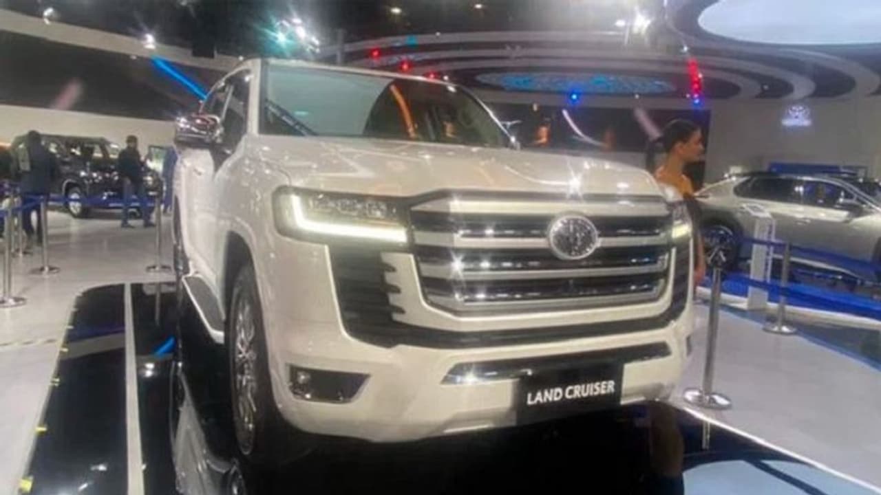 autoexpo 2023:టొయోటా ల్యాండ్ క్రూయిజర్ 300.. సెకండ్స్ లోనే టాప్ స్పీడ్.. దీని ధర ఎంతో తెలుసా..? autoexpo 2023:టొయోటా ల్యాండ్ క్రూయిజర్ 300.. సెకండ్స్ లోనే టాప్ స్పీడ్.. దీని ధర ఎంతో తెలుసా..?