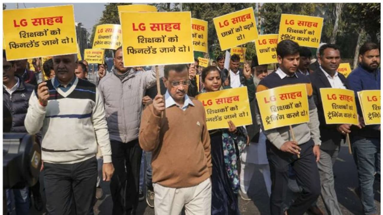  'ലഫ്റ്റനന്റ് ഗവർണർ ഞങ്ങളുടെ ഹെഡ്മാസ്റ്ററല്ല'; പ്രതിഷേധ മാർച്ച് നടത്തി കെജ്രിവാളും എംഎൽഎമാരും 