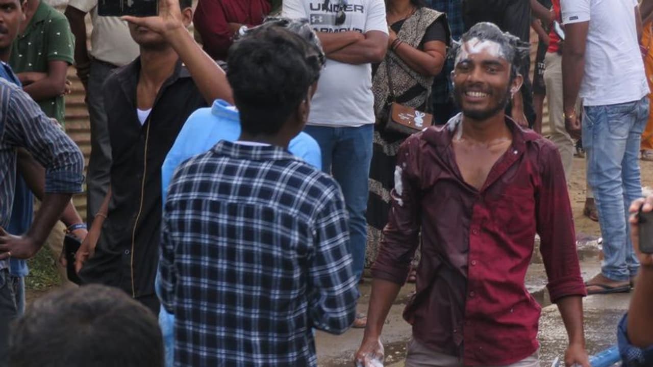 శ్రీలంకలో తమిళుల నిరసన.. పోలీసులు వాటర్ కెనాన్లు ప్రయోగిస్తే షాంపూ తీసి తల స్నానం శ్రీలంకలో తమిళుల నిరసన.. పోలీసులు వాటర్ కెనాన్లు ప్రయోగిస్తే షాంపూ తీసి తల స్నానం