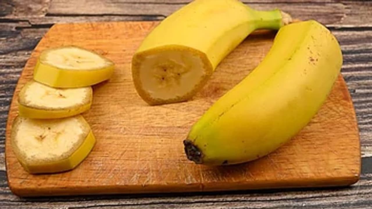 Health Tips : ബിപിയുള്ളവര്‍ ദിവസവും നേന്ത്രപ്പഴം കഴിക്കുന്നത് നല്ലത്; എന്തുകൊണ്ടെന്ന് അറിയാമോ? 