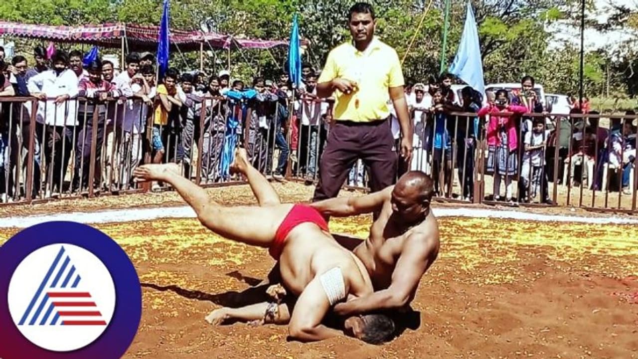 ಚಿಕ್ಕಮಗಳೂರು ಹಬ್ಬದ ಅಂಗವಾಗಿ ಆಯೋಜಿಸಿದ್ದ ಕುಸ್ತಿ ಪಂದ್ಯಾವಳಿ, ಜಟ್ಟಿಗಳಿಗೆ ಪ್ರೇಕ್ಷಕರ ಚಪ್ಪಾಳೆ ಚಿಕ್ಕಮಗಳೂರು ಹಬ್ಬದ ಅಂಗವಾಗಿ ಆಯೋಜಿಸಿದ್ದ ಕುಸ್ತಿ ಪಂದ್ಯಾವಳಿ, ಜಟ್ಟಿಗಳಿಗೆ ಪ್ರೇಕ್ಷಕರ ಚಪ್ಪಾಳೆ