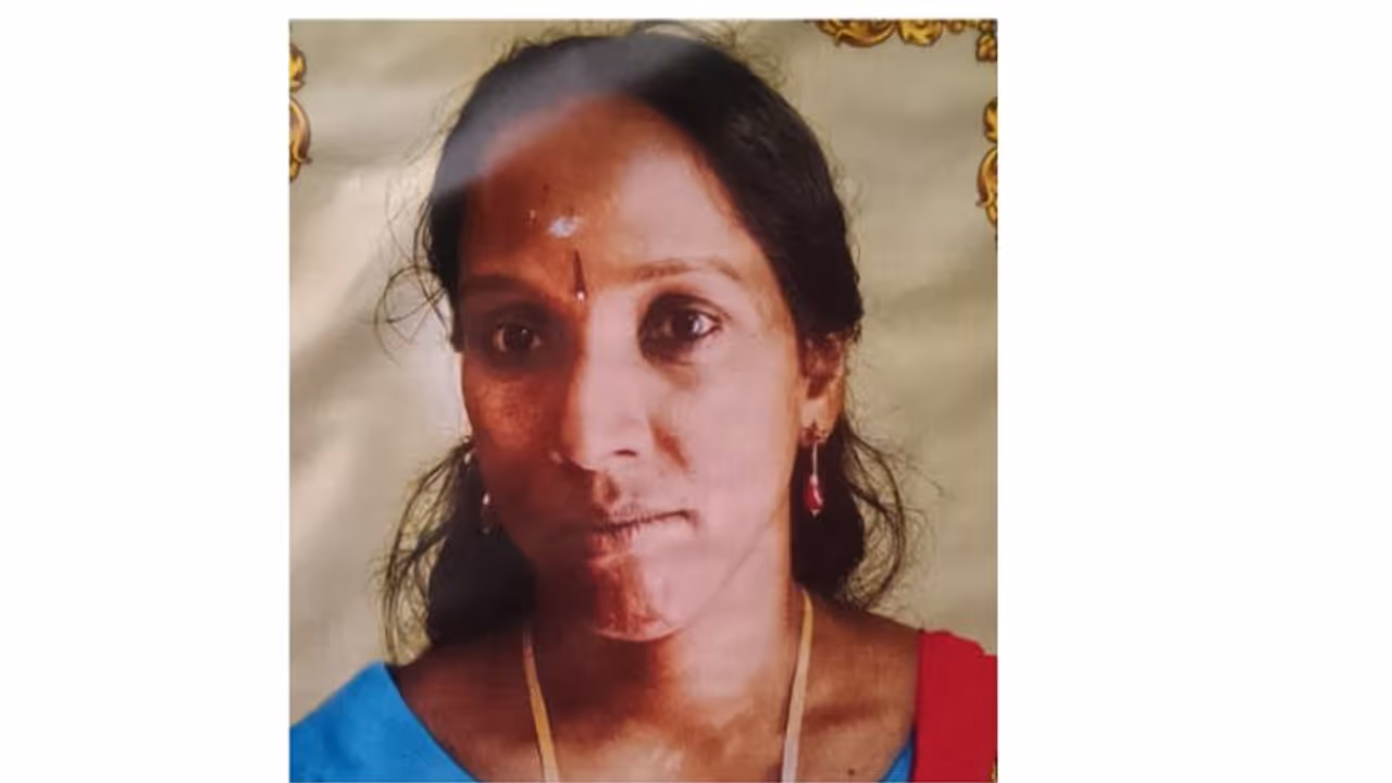 മക്കളെ സ്കൂൾ ബസിൽ കയറ്റി വിടാൻ പോകുന്ന വഴി വീട്ടമ്മ കുഴഞ്ഞു വീണു മരിച്ചു മക്കളെ സ്കൂൾ ബസിൽ കയറ്റി വിടാൻ പോകുന്ന വഴി വീട്ടമ്മ കുഴഞ്ഞു വീണു മരിച്ചു