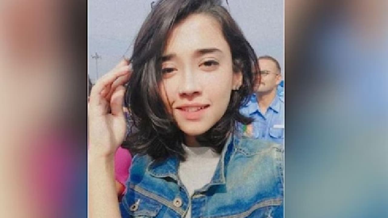 स्ट्रीट डॉग को खाना खिला रही थी 25 साल की लड़की, CCTV में देखें कैसे उसे उड़ाकर चला गया रिटायर्ड मेजर स्ट्रीट डॉग को खाना खिला रही थी 25 साल की लड़की, CCTV में देखें कैसे उसे उड़ाकर चला गया रिटायर्ड मेजर