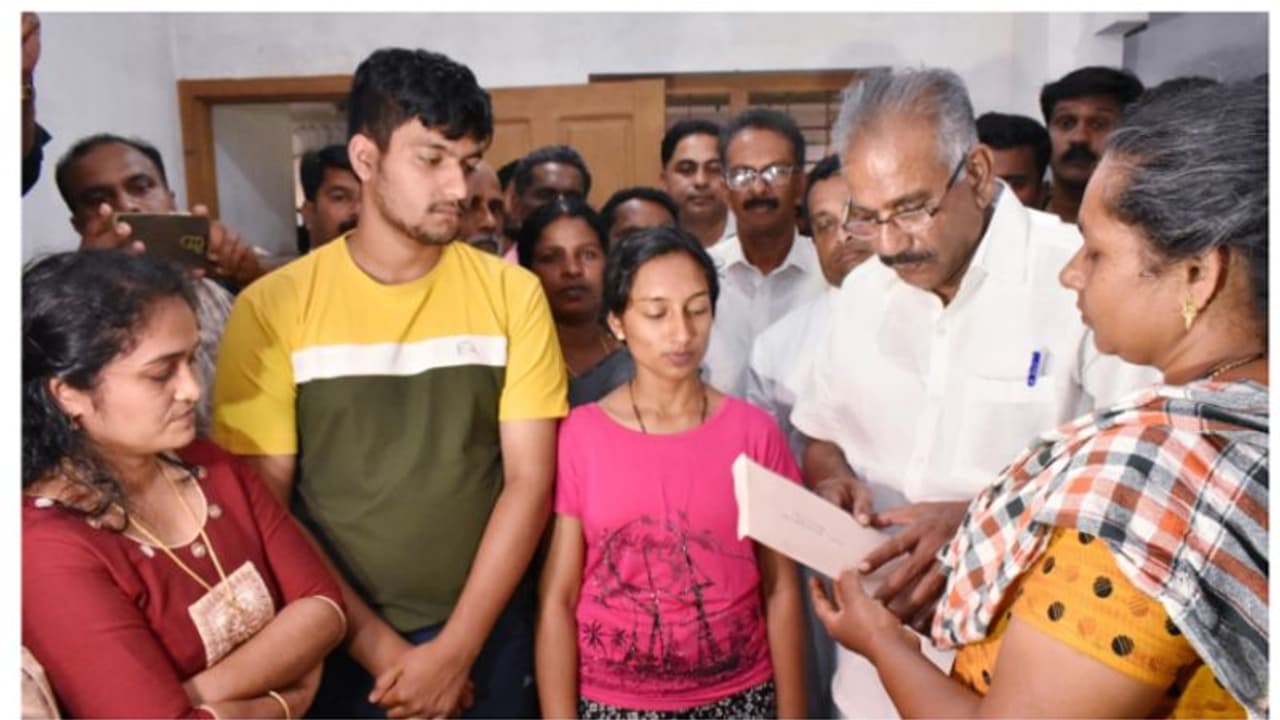 'രക്ഷപ്പെടുത്താമായിരുന്നിട്ടും കൊന്നുകളഞ്ഞു'; മന്ത്രിക്ക് മുന്നിൽ പൊട്ടിക്കരഞ്ഞ് തോമസിന്റെ ഭാര്യയും മക്കളും 'രക്ഷപ്പെടുത്താമായിരുന്നിട്ടും കൊന്നുകളഞ്ഞു'; മന്ത്രിക്ക് മുന്നിൽ പൊട്ടിക്കരഞ്ഞ് തോമസിന്റെ ഭാര്യയും മക്കളും