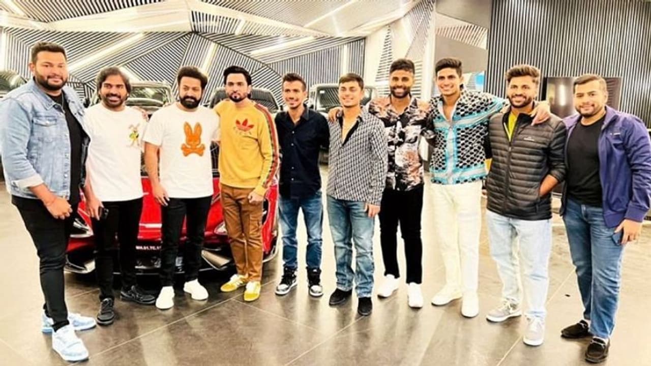 நீங்க சும்மாவே இருக்கமாட்டீங்களா? இப்போ யாரு? ஜூனியர் என் டி ஆருடன் போட்டோ எடுத்த இந்தியன் பிளேயர்ஸ்! நீங்க சும்மாவே இருக்கமாட்டீங்களா? இப்போ யாரு? ஜூனியர் என் டி ஆருடன் போட்டோ எடுத்த இந்தியன் பிளேயர்ஸ்!