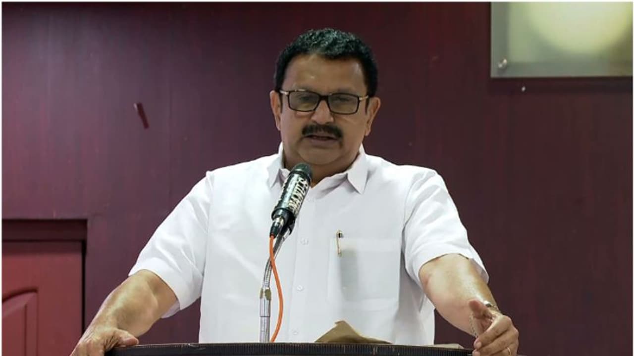 'ഒന്നും മിണ്ടാതിരുന്നാൽ ഗ്രേസ് മാർക്ക്'; കെപിസിസി നേതൃത്വത്തെ വിമര്‍ശിച്ച രാഘവന് മുരളീധരന്‍റെ പിന്തുണ