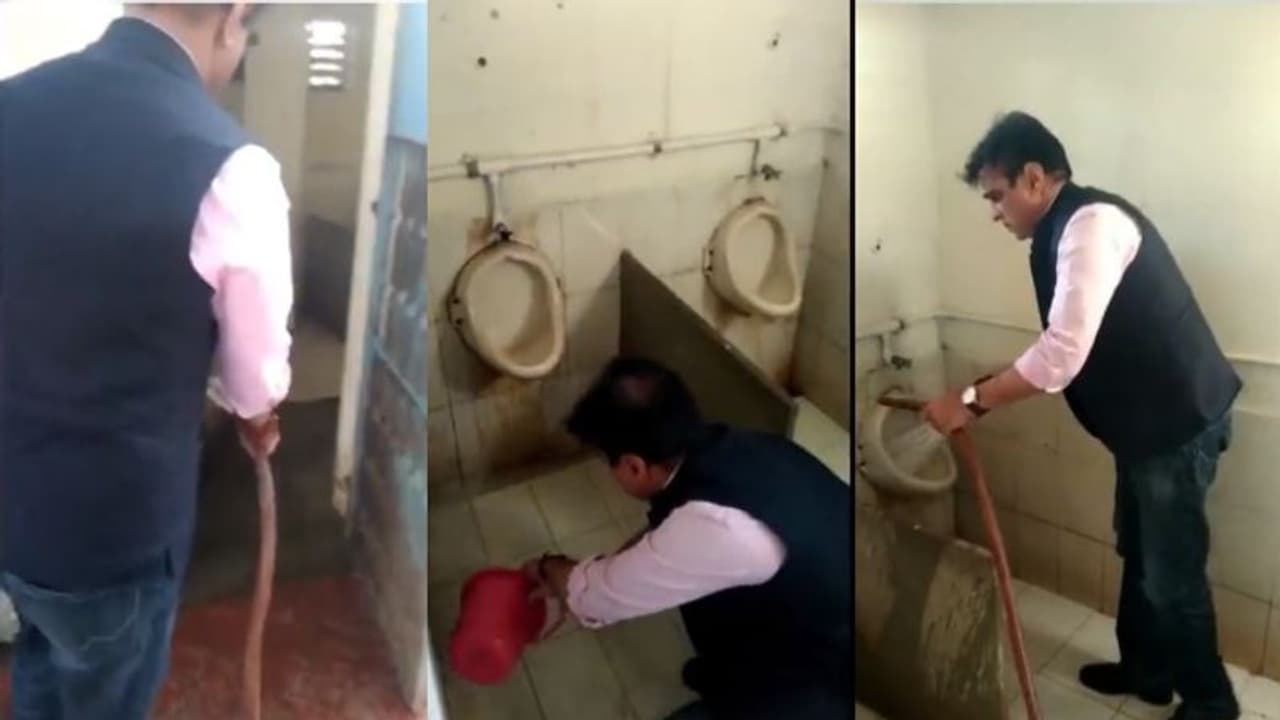 മിന്നല് സന്ദര്ശനത്തിനിടെ സൂറത്തിലെ സർക്കാർ സ്കൂളിലെ ശുചിമുറി വൃത്തിയാക്കി വിദ്യാഭ്യാസ സഹമന്ത്രി മിന്നല് സന്ദര്ശനത്തിനിടെ സൂറത്തിലെ സർക്കാർ സ്കൂളിലെ ശുചിമുറി വൃത്തിയാക്കി വിദ്യാഭ്യാസ സഹമന്ത്രി