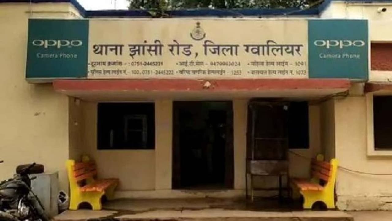 दिनदहाड़े युवती का अपहरण कर रहे थे हथियारबंद बदमाश, तभी फ़िल्मी स्टाइल में आया व्यापारी और बचाई जान दिनदहाड़े युवती का अपहरण कर रहे थे हथियारबंद बदमाश, तभी फ़िल्मी स्टाइल में आया व्यापारी और बचाई जान