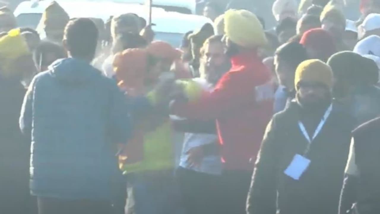 ജോഡോ യാത്രക്കിടെ ഓടിയെത്തി കെട്ടിപ്പിടിച്ച് യുവാവ്, തള്ളിമാറ്റി രാഹുൽ, സുരക്ഷാ വീഴ്ച വീഡിയോ