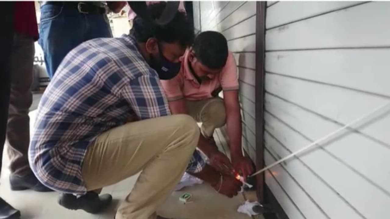 കുഴിമന്തി കഴിച്ച മൂന്ന് പേർ ആശുപത്രിയിൽ, ഭക്ഷ്യവിഷബാധയെന്ന് വിവരം; പറവൂരിൽ ഹോട്ടൽ പൂട്ടിച്ചു കുഴിമന്തി കഴിച്ച മൂന്ന് പേർ ആശുപത്രിയിൽ, ഭക്ഷ്യവിഷബാധയെന്ന് വിവരം; പറവൂരിൽ ഹോട്ടൽ പൂട്ടിച്ചു