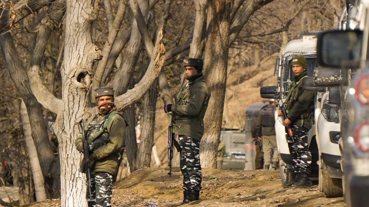 കശ്മീ‍ര്‍ താഴ്വരയിൽ നിന്നും സൈന്യത്തെ പിൻവലിക്കാൻ കേന്ദ്രസര്‍ക്കാര്‍ ഒരുങ്ങുന്നു 