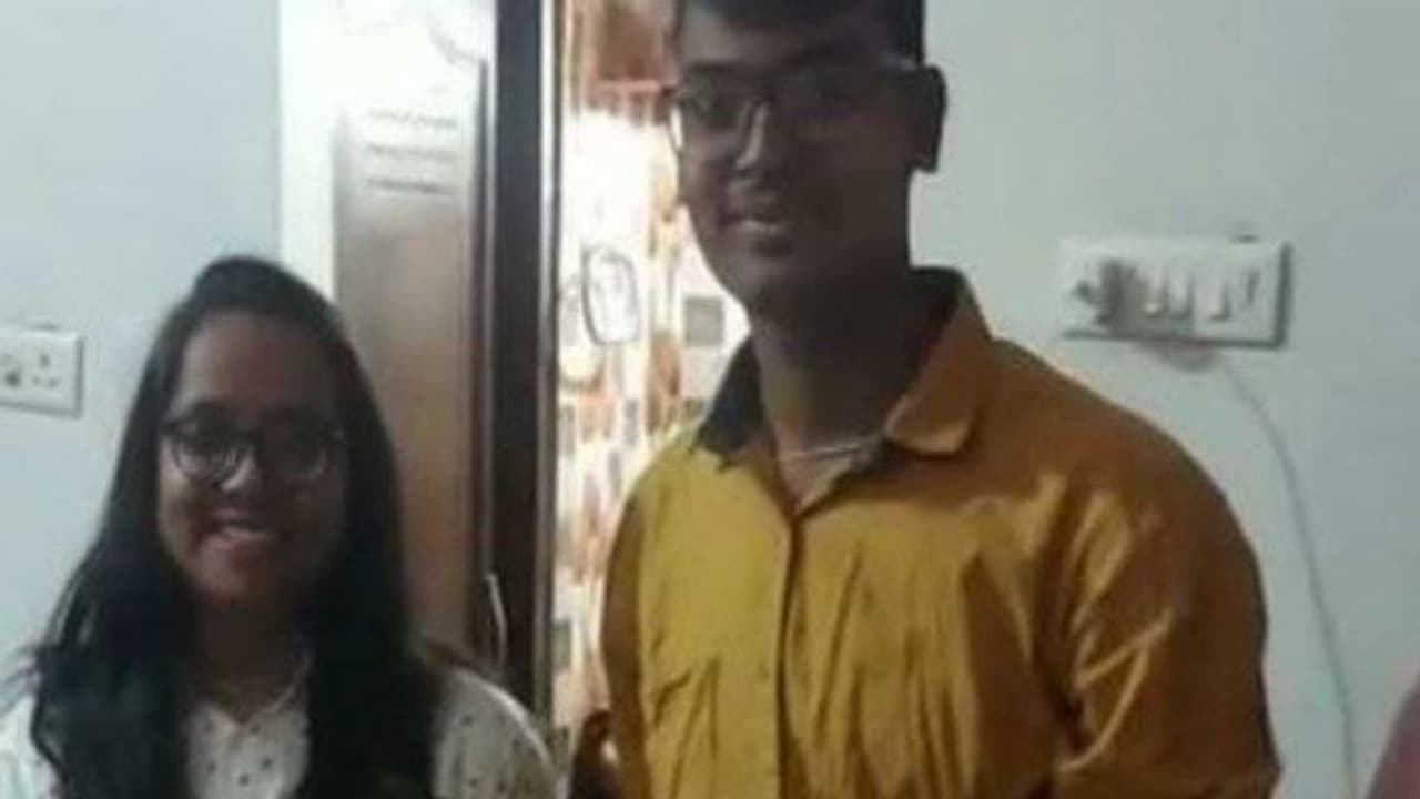 करोड़ों जोडियों में से एक को मिलता है ऐसा सौभाग्य: 7 और 5 साल की उम्र में हुई थी शादी, अब दोनों ने रचा इतिहास करोड़ों जोडियों में से एक को मिलता है ऐसा सौभाग्य: 7 और 5 साल की उम्र में हुई थी शादी, अब दोनों ने रचा इतिहास