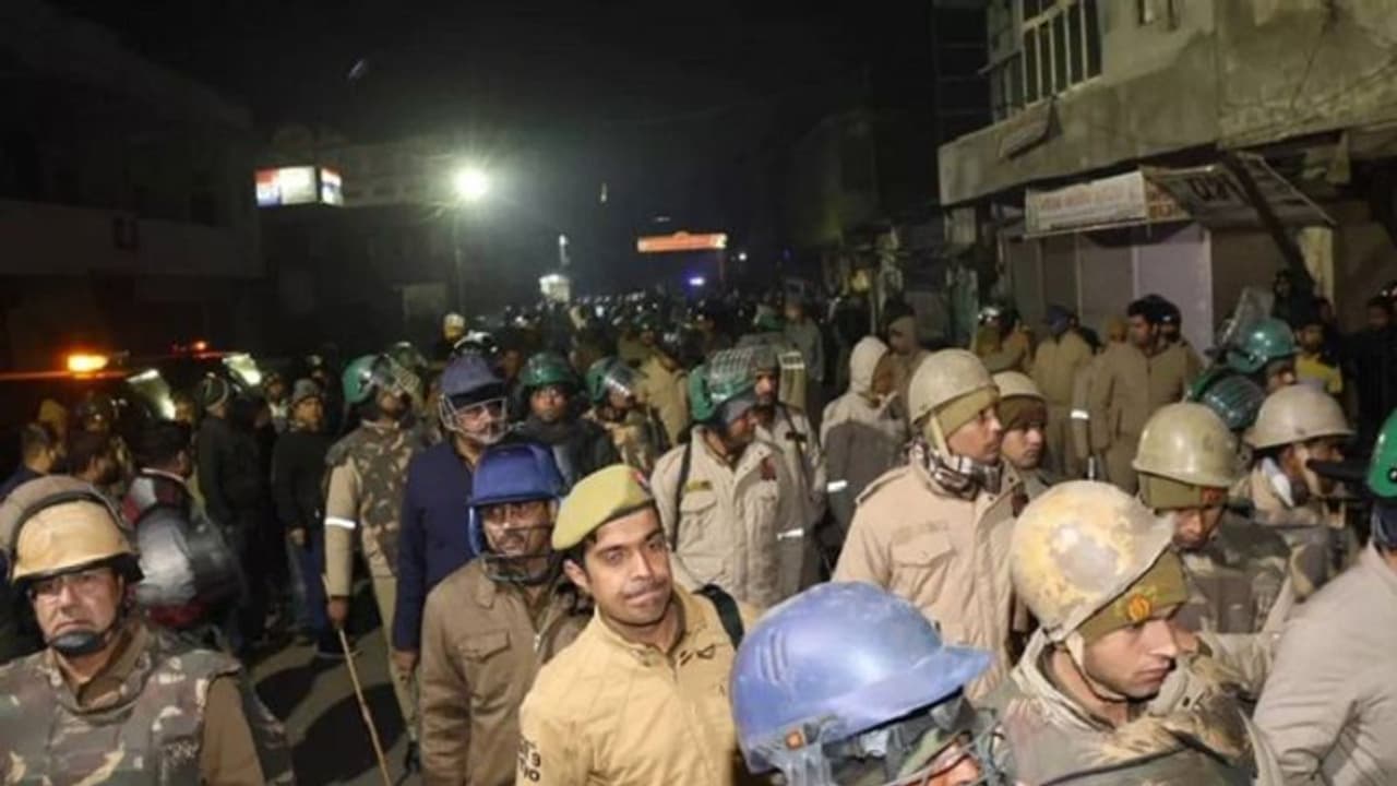 अलीगढ़: चिकन खरीदने को लेकर दो समुदायों में पथराव, 3 युवक हुए घायल, कई गाड़ियां भी टूटी अलीगढ़: चिकन खरीदने को लेकर दो समुदायों में पथराव, 3 युवक हुए घायल, कई गाड़ियां भी टूटी