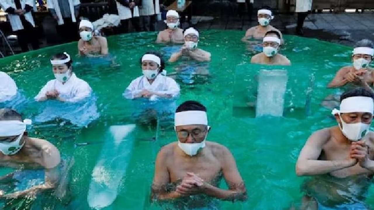 പേശികൾ പൊട്ടുന്ന തണുത്തുറഞ്ഞ വെള്ളത്തിൽ കുളി, ജപ്പാൻകാരുടെ പ്രത്യേക ആചാരം, പിന്നിലെ കാരണം... പേശികൾ പൊട്ടുന്ന തണുത്തുറഞ്ഞ വെള്ളത്തിൽ കുളി, ജപ്പാൻകാരുടെ പ്രത്യേക ആചാരം, പിന്നിലെ കാരണം...