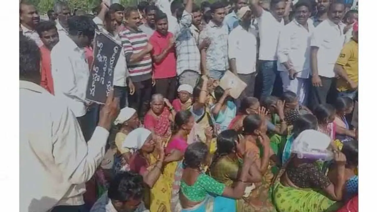 జగిత్యాల మాస్టర్ ప్లాన్: కలెక్టరేట్ ఎదుట రైతుల ధర్నా, ఉద్రిక్తత జగిత్యాల మాస్టర్ ప్లాన్: కలెక్టరేట్ ఎదుట రైతుల ధర్నా, ఉద్రిక్తత