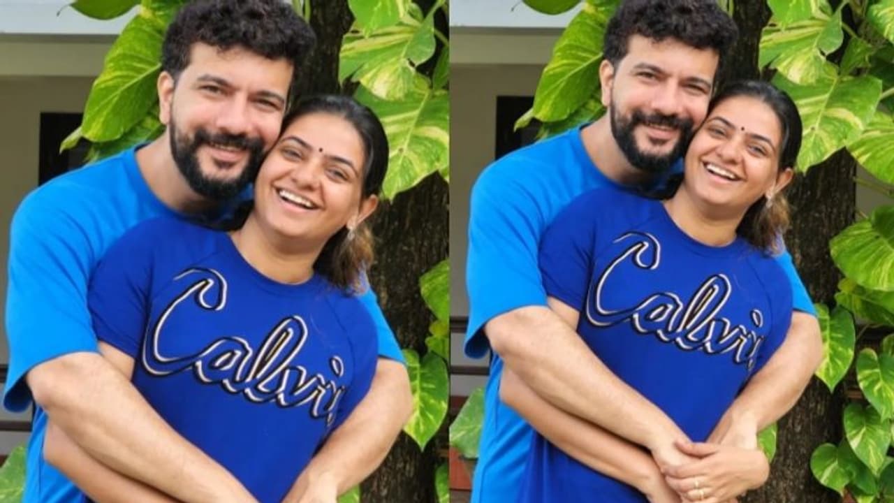 'വിവാഹം അതിന്റെ ടീനേജിലേക്ക് കടന്നു'; ഭാ​ര്യയെ ചേർത്തുനിർത്തി രമേഷ് പിഷാരടി