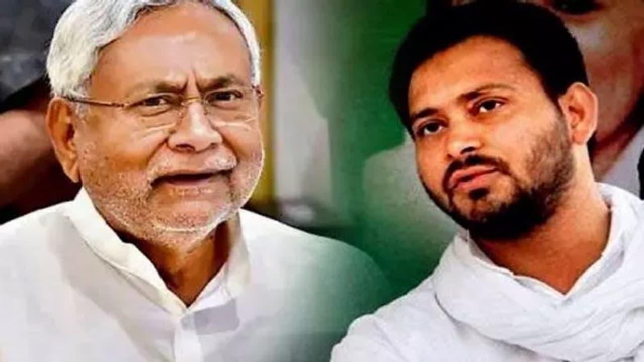 बिहार में महागठबंधन के बीच बढने लगी दरार, बेतरतीब बयानबाजियां बढ़ा रही रार कई मुद्दों पर हो चुके मतभेद बिहार में महागठबंधन के बीच बढने लगी दरार, बेतरतीब बयानबाजियां बढ़ा रही रार कई मुद्दों पर हो चुके मतभेद