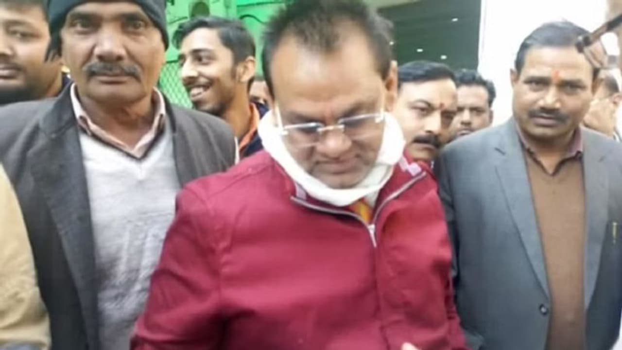 थाने में नहीं हुई गैंगरेप पीड़िता की सुनवाई, न्याय के लिए एसएसपी ऑफिस पहुंचे योगी के मंत्री, जानिए पूरा मामला थाने में नहीं हुई गैंगरेप पीड़िता की सुनवाई, न्याय के लिए एसएसपी ऑफिस पहुंचे योगी के मंत्री, जानिए पूरा मामला