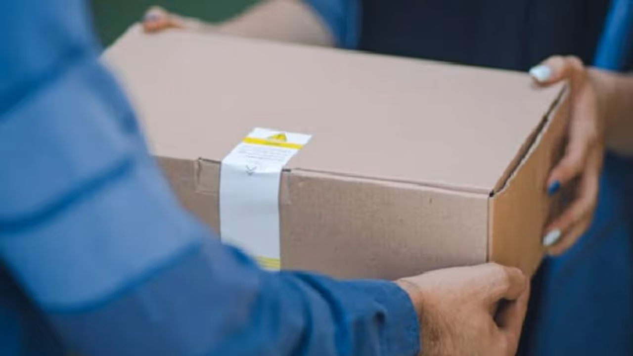 വീണ്ടും പാഴ്സൽ തട്ടിപ്പ്, ബെംഗളുരുവിൽ 40 കാരിക്ക് നഷ്ടമായത് 1 കോടി, 'ഡിജിറ്റൽ അറസ്റ്റി'ലായത് മണിക്കൂറുകൾ വീണ്ടും പാഴ്സൽ തട്ടിപ്പ്, ബെംഗളുരുവിൽ 40 കാരിക്ക് നഷ്ടമായത് 1 കോടി, 'ഡിജിറ്റൽ അറസ്റ്റി'ലായത് മണിക്കൂറുകൾ