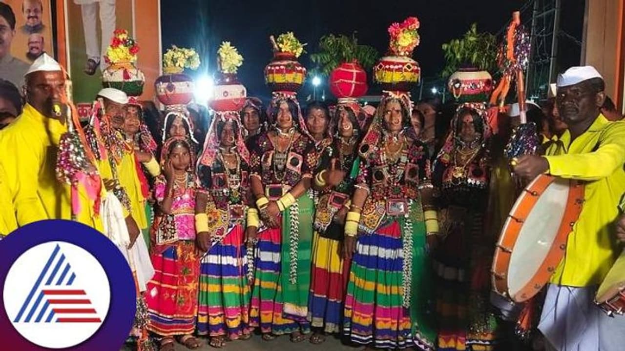 ಕಲಬುರಗಿ: ಮಾಚಿನಾಳ್ ತಾಂಡಾಕ್ಕೆ ಆಗಮಿಸಿದ ಸಚಿವ ಅಶೋಕ್, ಲಂಬಾಣಿ ಮಹಿಳೆಯರಿಂದ ಸ್ವಾಗತ ಕಲಬುರಗಿ: ಮಾಚಿನಾಳ್ ತಾಂಡಾಕ್ಕೆ ಆಗಮಿಸಿದ ಸಚಿವ ಅಶೋಕ್, ಲಂಬಾಣಿ ಮಹಿಳೆಯರಿಂದ ಸ್ವಾಗತ